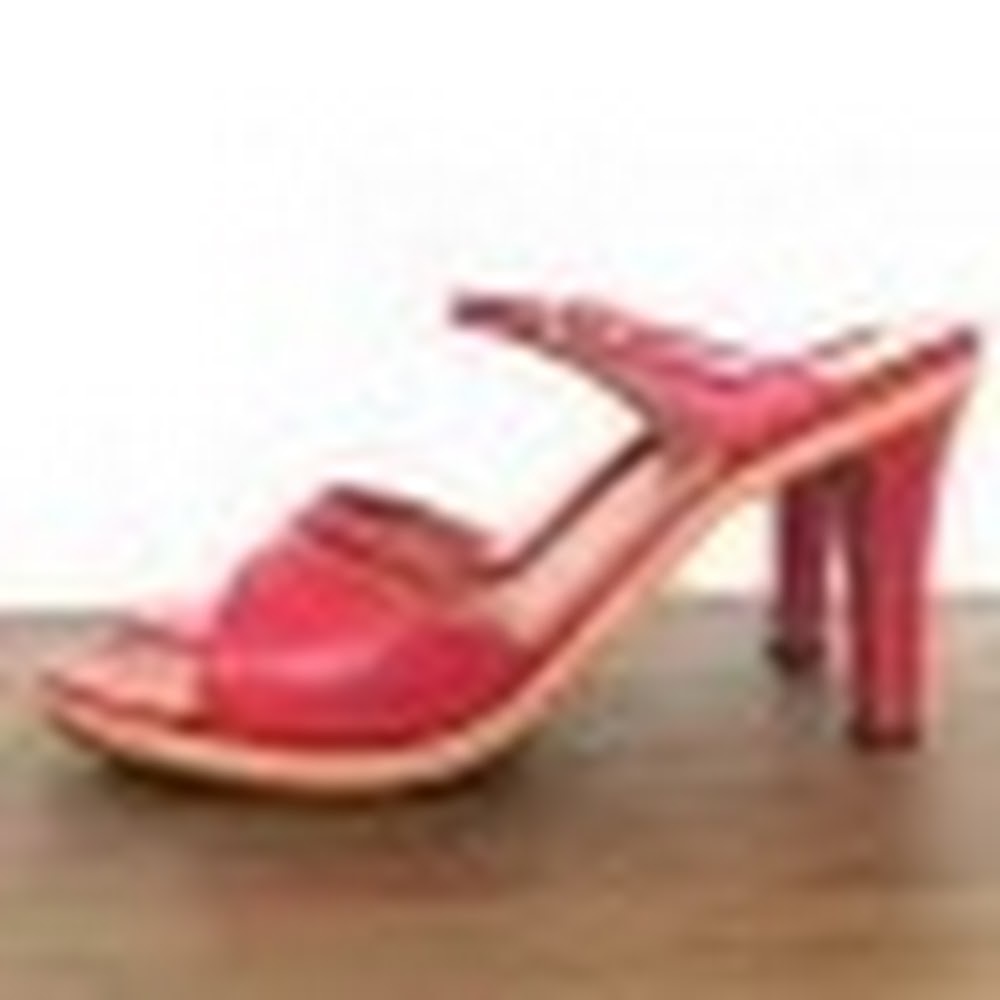 Meet your Posher, Red shoe